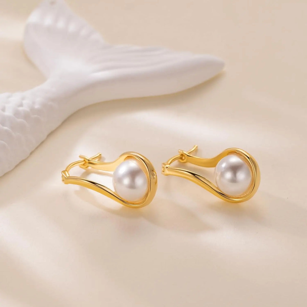 14K Gold Hoop Earrings Teardrop-Shaped with Twisted Lines Drop