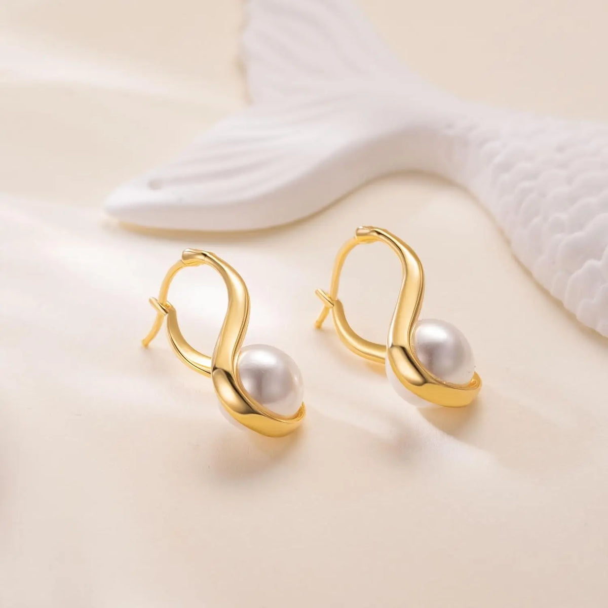 14K Gold Hoop Earrings Teardrop-Shaped with Twisted Lines Drop